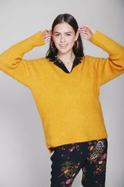 Second Female Aloa Knit V-Neck - Golden Glow -Second Female Salg xz8QE6HSz6ZxnniB6TUg Photo 23 09 2018 13 43 13